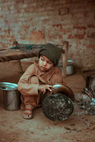 02-hunger-Photo-by-Muhammad-Muzamil-on-Unsplash LR